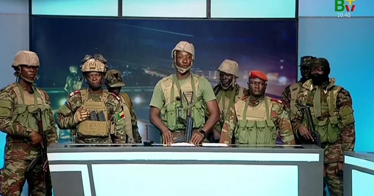 Benin de darbeci askerler firar etti