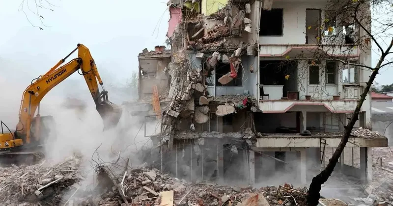 Sındırgı’da deprem sonrası yıkımlar yeniden başladı