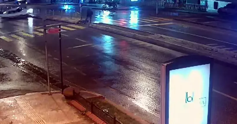 Alkollü ve ehliyetsiz sürücünün otomobili, karşı şeride geçip kaldırıma çıktı