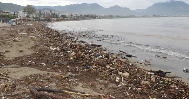 Alanya da sağanak ve fırtına ile denize sürüklenen atıklar sahilde kirlilik oluşturdu Antalya Haberleri