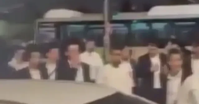 İsrail de askerlik karşıtı gösteri yapan Ultra Ortodoks Yahudilerin arasına araçla daldılar VİDEO İZLE