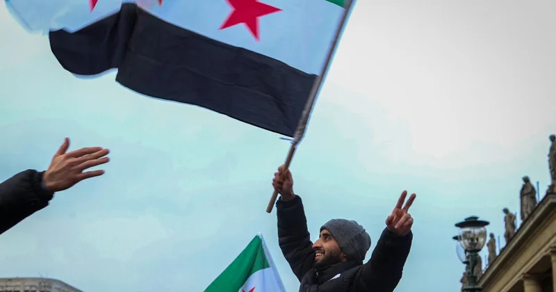 Suriye de 61 yıllık Baas rejimin deviren halk, geleceğe umutla bakıyor