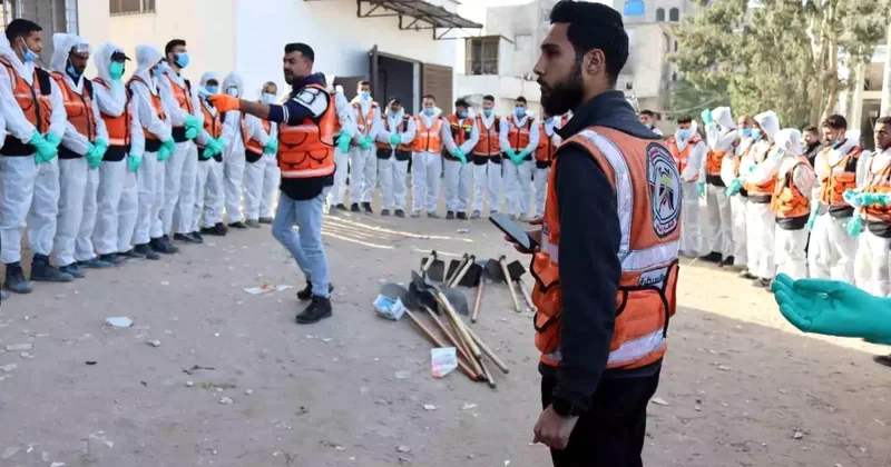 Gazze de defnedilen cenazeler kimlik tespiti için mezarlardan çıkarılıyor