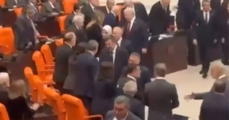 Bütçe görüşmelerine damga vuran an: Bahçeli ve Dervişoğlu böyle tokalaştı