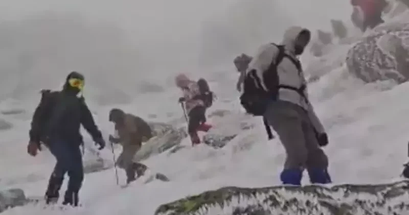 Kar ve buzla kaplı Köroğlu Dağı’nda zorlu yürüyüş