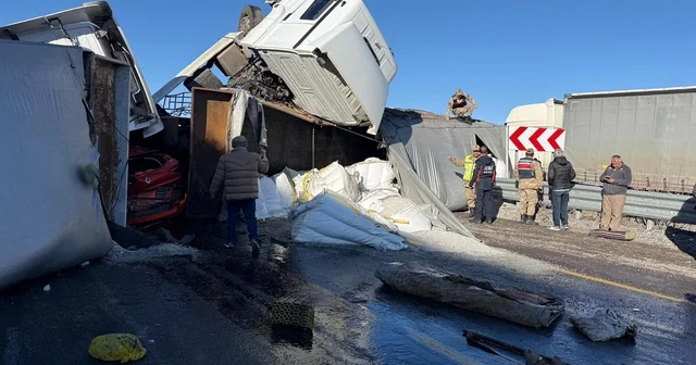 Buzlanan yolda zincirleme kaza Ardahan Haberleri