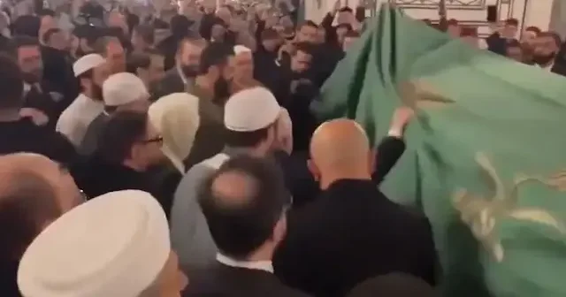 Merak uyandırmıştı devrimin yıl dönümünde üzerindeki örtü kalktı VİDEO İZLE