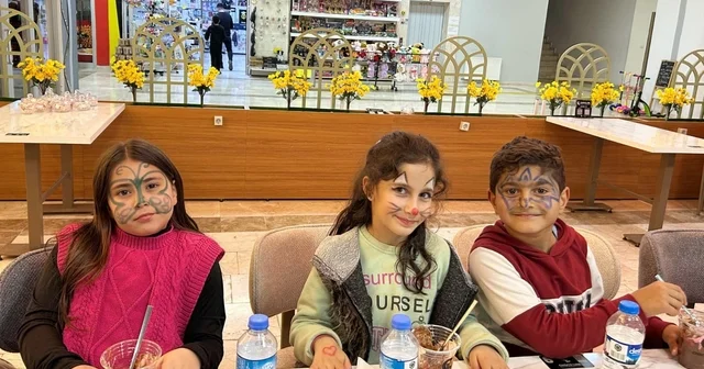 Patnoslu öğrenciler Toti ile Poti oyununu izledi Ağrı Haberleri