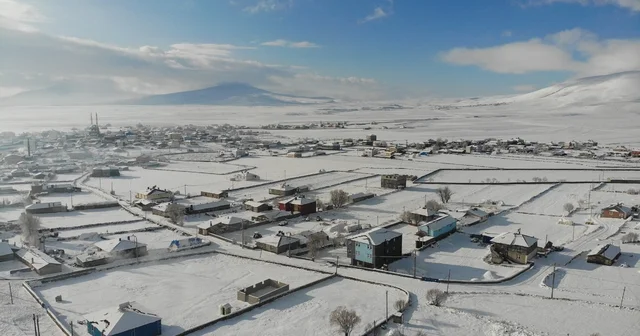 Kars beyaz örtüsünü çekti, buzlanan yolda tır kaldı Kars Haberleri