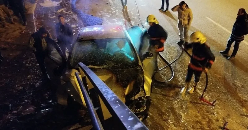 Üst geçide saplanan araç alev aldı: 4 yaralı