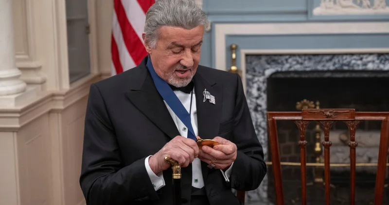 Sylvester Stallone, Donald Trump tan onur madalyası almaya bastonla gitti