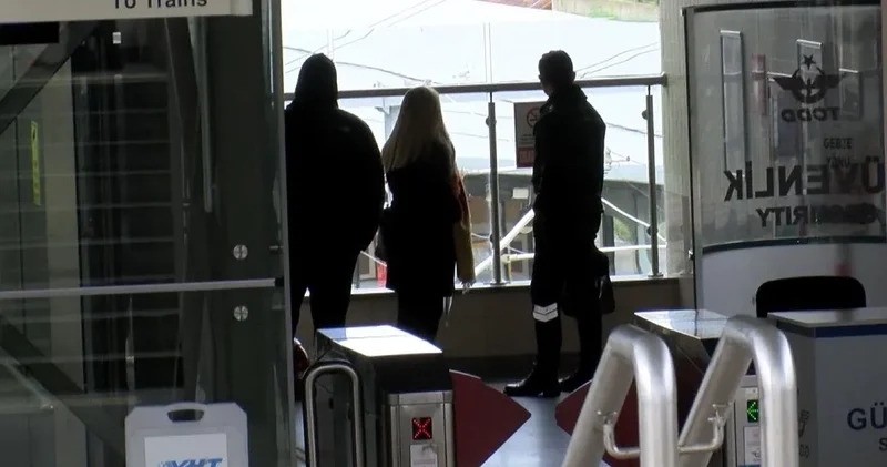 Marmaray’da korku dolu anlar! Raylara düştü