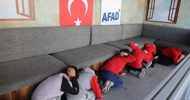 Deprem anı gerçekçi bir ortamda canlandırıldı Manisa Haberleri