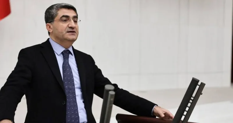 DEVA lı Ekmen Bahçeli ye süreç övgüsü Berlin duvarlarına balyoz vurdu