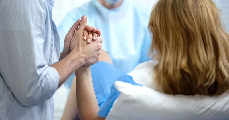 Karın ağrısıyla hastaneye giden kadın evine iki kişi döndü Sözcü Gazetesi