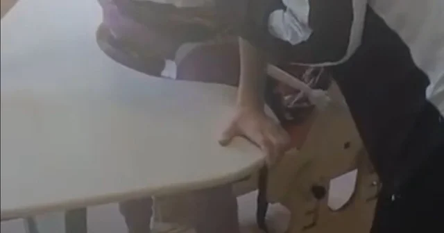 Bursa da kan donduran görüntüler: Otizmli öğrenciler ders boyunca bağlı tutulmuş Bursa da özel gereksinimli çocuklar sıralara bağlandı Bursa Haberleri