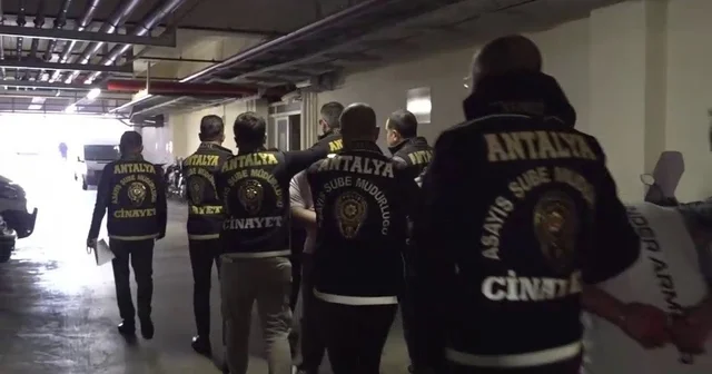 Antalya da 40 bin TL karşılığı silahlı saldırıya 2 tutuklama Bir kişinin silahla yaralanması olayında gözaltına alınan 7 kişiden 2 si tutuklandı Saldırı anı güvenlik kamerasına yansıdı Antalya Haberleri