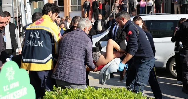 Saldırı anı an be an güvenlik kamerasına yansıdı Öfkeli koca boşanma aşamasındaki eşini duruşma çıkışı defalarca bıçakladı Aydın Haberleri