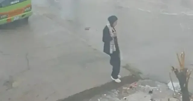 Ürdün de korku dolu anlar: Kaldırımda yürüyen kaldın bir anda tamamen suyun altında kaldı VİDEO İZLE