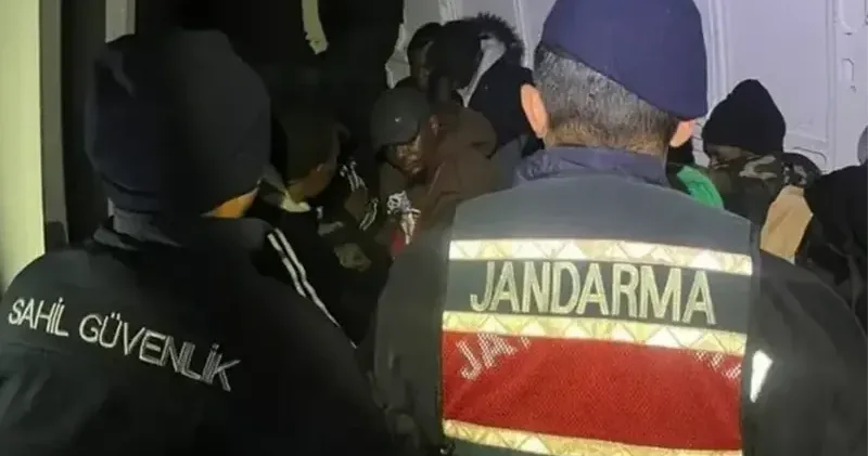 İzmir’de 27 düzensiz göçmen ve 4 göçmen kaçakçısı yakalandı İzmir Haberleri