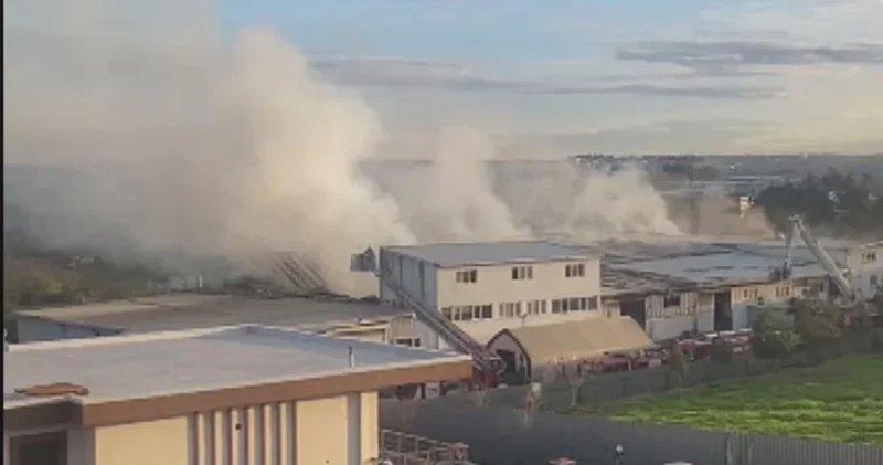 İstanbul Tuzla da fabrika yangını: İki saat süren çalışma sonucu söndürüldü