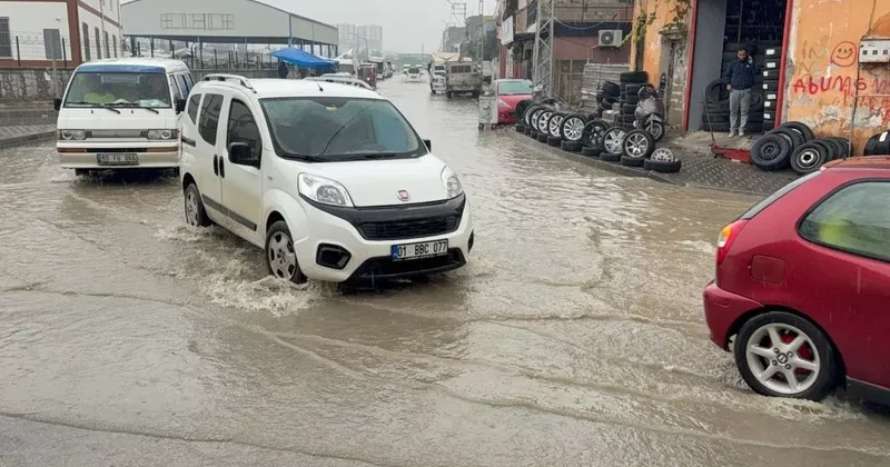Adana’da yağmur hayatı olumsuz etkiledi: Semt pazarı göle döndü