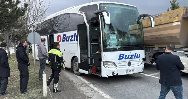 Kütahya da zincirleme kaza: 1 i çocuk 4 yaralı Kütahya Haberleri