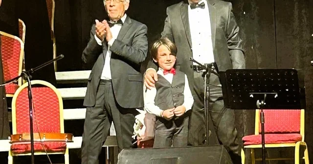 Küçük yetenek 10 uncu konserine çıktı 5 yaşında olmasına rağmen birçok konsere çıkan ritim ustası çocuk, başarısıyla takdir topluyor Denizli Haberleri