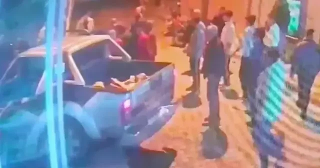 İzmir’de kontrolden çıkan pikap depoya daldı VİDEO İZLE