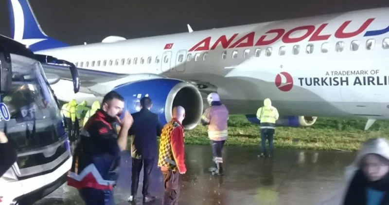 Sabiha Gökçen de korkutan olay: İniş yapan AJet uçağı pist dışına kaydı