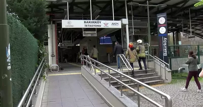 Bakırköy Marmaray İstasyonunda bir kişi raylara düştü; seferlerde aksama yaşandı