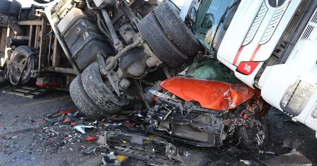 Posof ta buzda kayan iki tır ve bir otomobil birbirine girdi: 1 yaralı Ardahan Haberleri