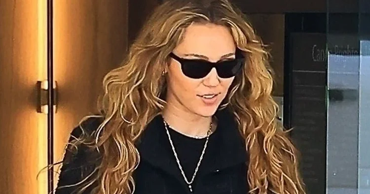 Ünlü yıldızın yeni aşk ve nişan sevincine gölge düştü... Seni daha 12 yaşımdayken ben doğurdum... Sonra da annen ve baban sandığın insanlara evlatlık verdim!