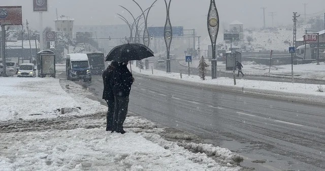 Van, Muş ve Hakkari de 62 yerleşim yerinin yolu ulaşıma kapandı Van Haberleri