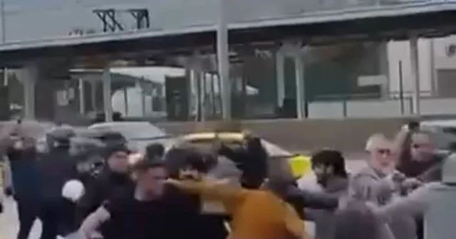 Bursa da savaşı andıran kavga kamerada: Kimi kaskını miğfer yaptı, kimi sopayı kılıç gibi kullandı Taşlar, sopalar, yumruklar havada uçuştu: İki grup arasındaki kavgada ilginç kareler Bursa Haberleri