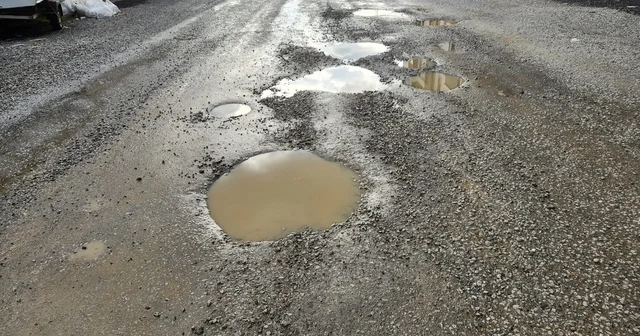 Edremit te yeni yapılan yolda bir buçuk ayda çukurlar oluştu Balıkesir Haberleri