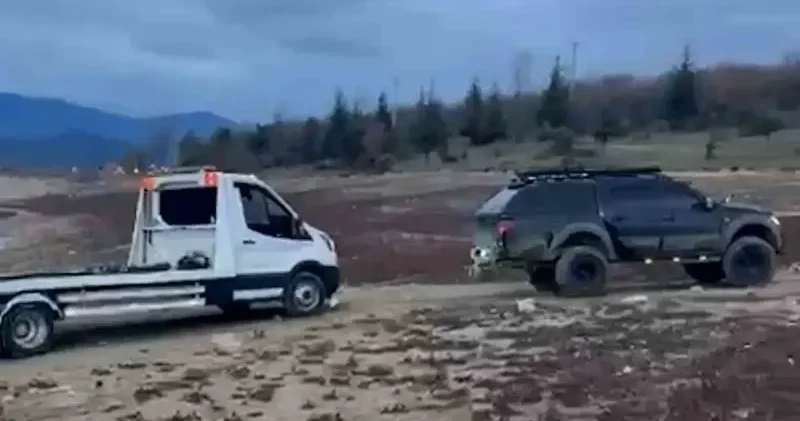 Çamurda ironi: Bu kez oto kurtarma aracını kurtardılar Bolu Haberleri