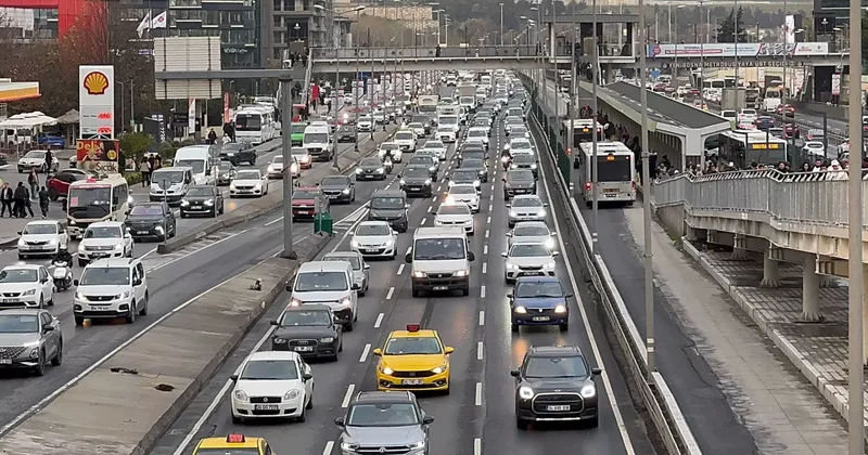 İstanbul da haftanın ilk mesai gününde trafik yoğunluğu yüzde 72 ye kadar çıktı