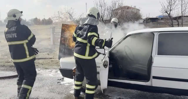 Seyir halindeki otomobilin motor kısmından alevler yükseldi Aksaray Haberleri
