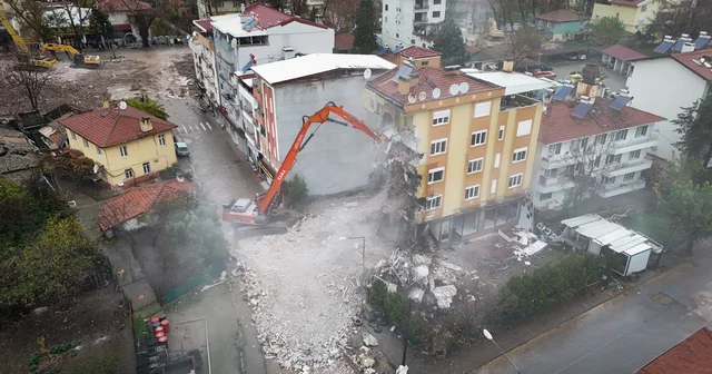 Sındırgı da ağır hasarlı binaların yıkımı ve enkaz kaldırma çalışmaları sürüyor Balıkesir Haberleri