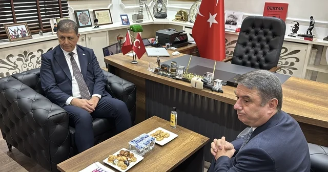 Çıplak ayak eylemine Başkan Cemil Tugay dan yanıt İzmir Büyükşehir Belediye Başkanı Cemil Tugay: Oluyor aile içinde böyle şeyler Zonguldak Haberleri