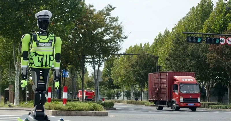 1.80 boyundaki robot trafik polisleri göreve başladı Sözcü Gazetesi