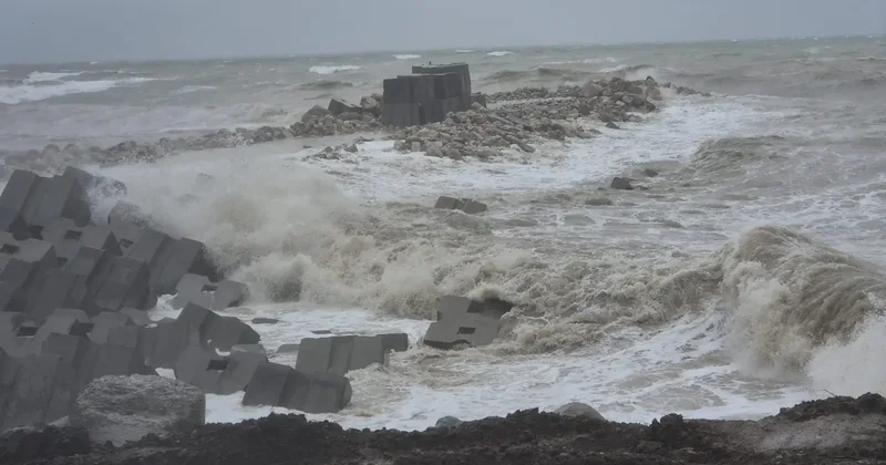 Zonguldak’ta fırtına nedeniyle dalga boyu 4 metreye ulaştı