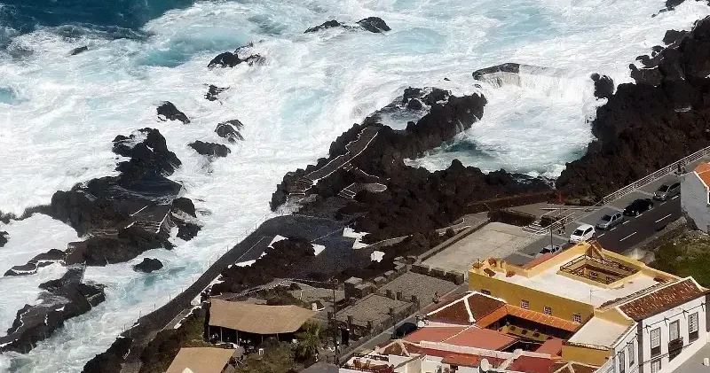 Doğal göletteki dev dalgaları üç kişiyi hayattan kopardı Dünya Haberleri