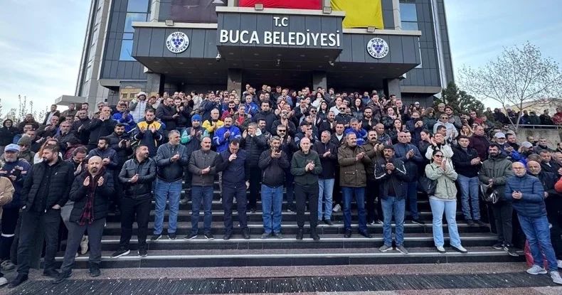 Buca Belediyesi işçileri ödenmeyen maaşlar nedeniyle iş bıraktı
