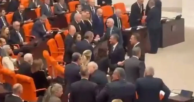 Bütçe görüşmesinden önce TBMM de dikkat çeken anlar! Liderler tokalaştı