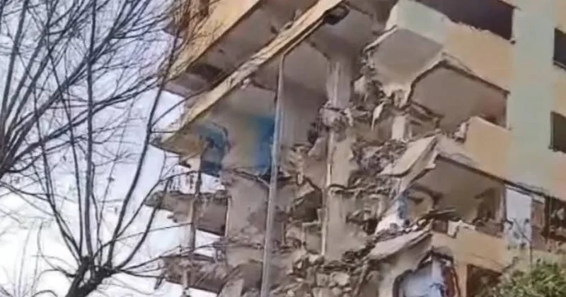 Saniyelerle hayatta kaldı! Kolonları kırıp beklediler: 8 katlı bina karton gibi çöktü!