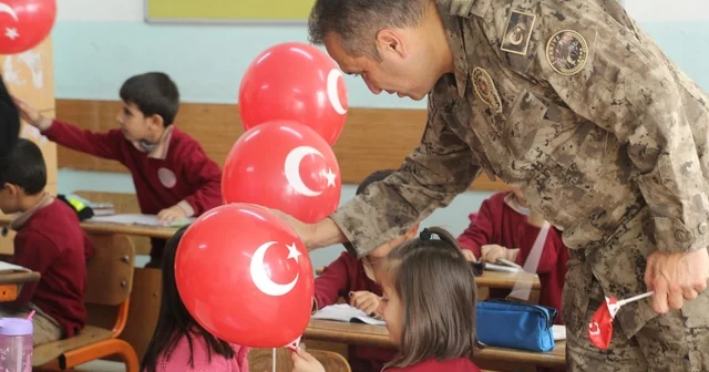 Şırnak Emniyet Müdürü Sazak tan öğrencilere sürpriz Şırnak Haberleri