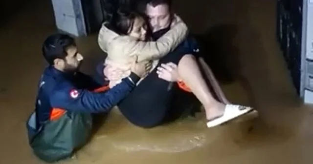 Sağanakta evinde mahsur kalan yabancı uyruklu kadını ekipler kurtardı Antalya Haberleri