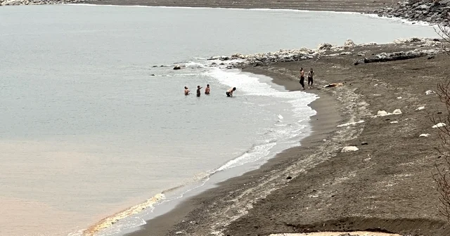 Yüksek kesimlerine kar yağan Bitlis te, göle girip yüzdüler Bitlis Haberleri